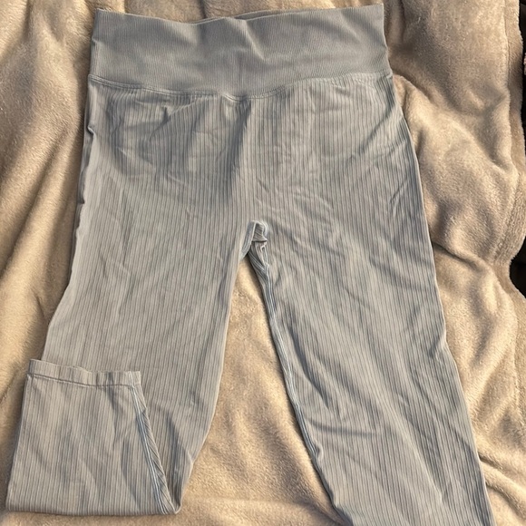 PINK Victoria's Secret Blue Capri Leggings with Textured Finish - Picture 1 of 3